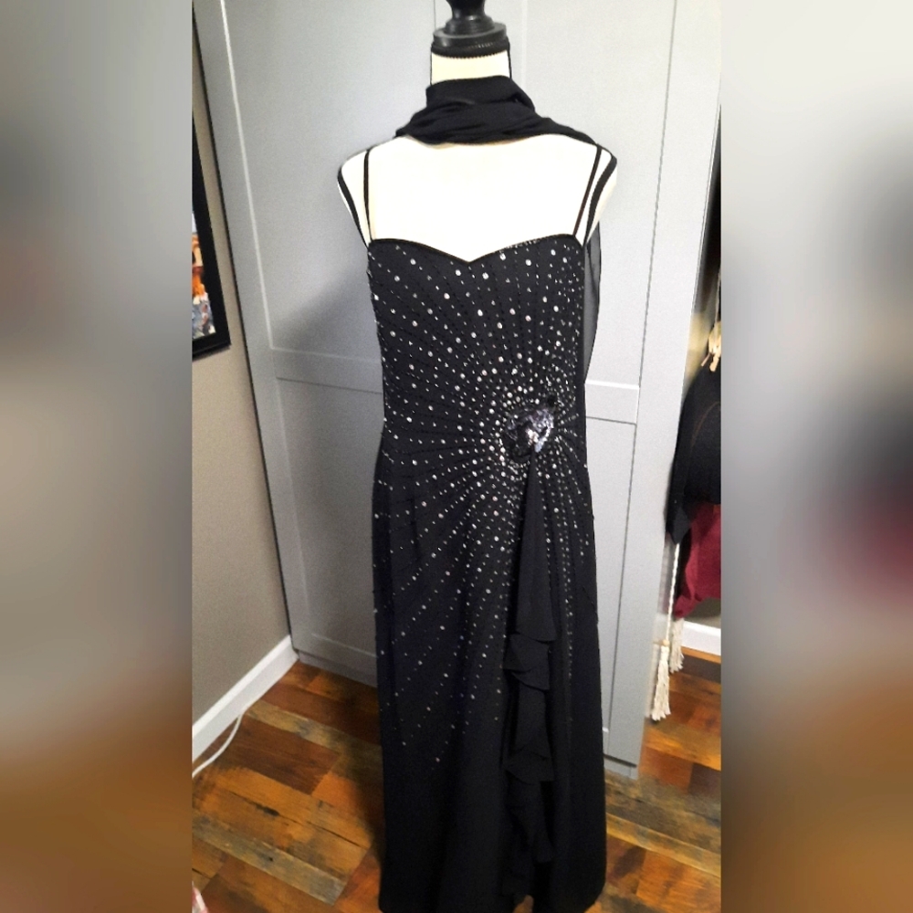 Beautifully beaded fully lined formal / Prom dress with scarf. Size 11/12